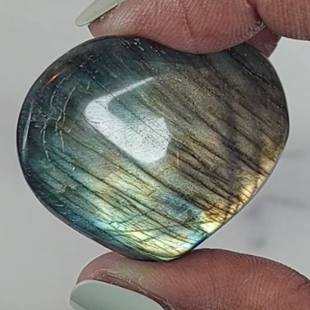 Labradorite Heart Carving | Protection • Intuition • Inner Magic - Picture 7 of 9